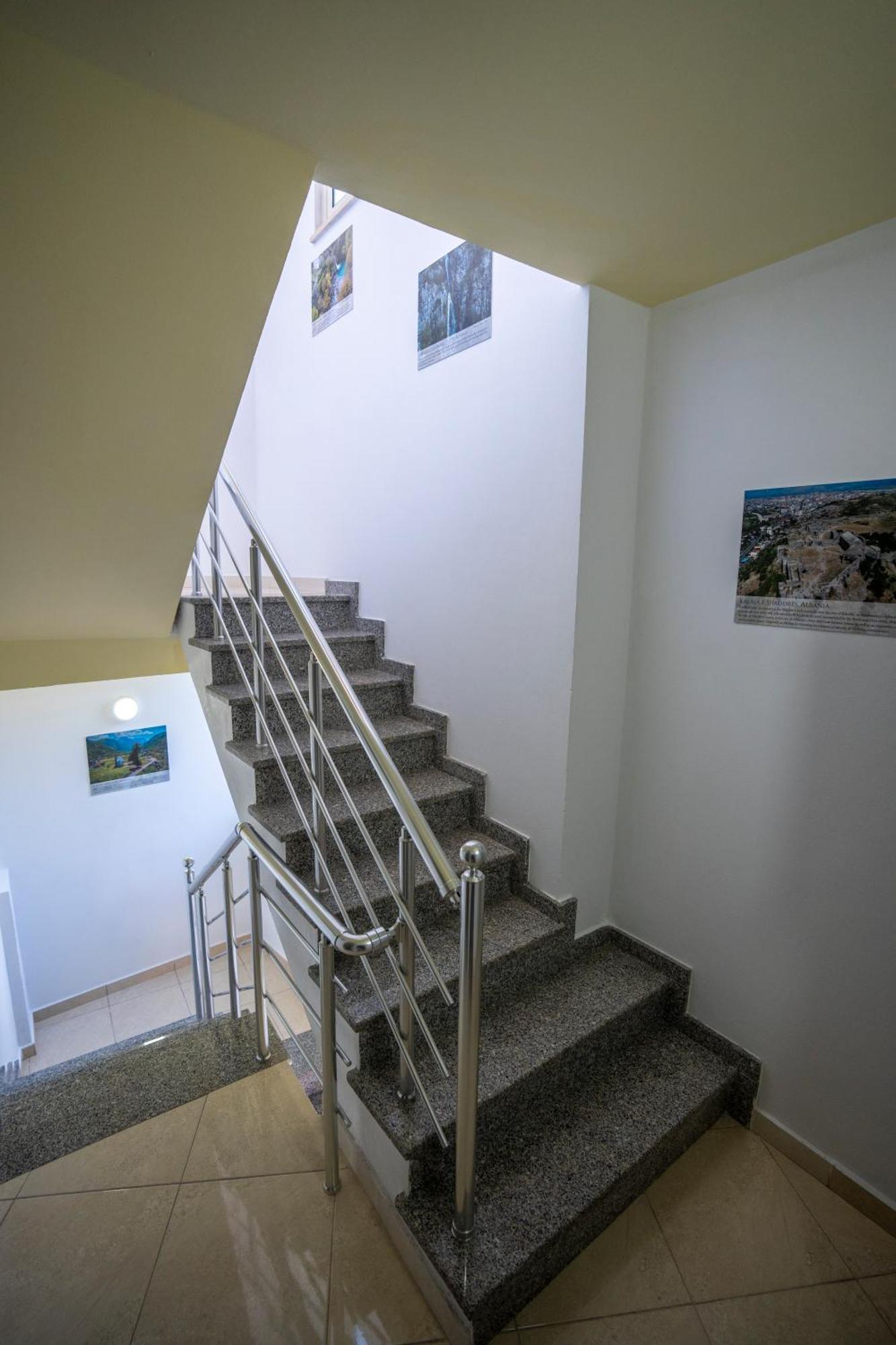Golden Sleep Hostel Shkodër Extérieur photo