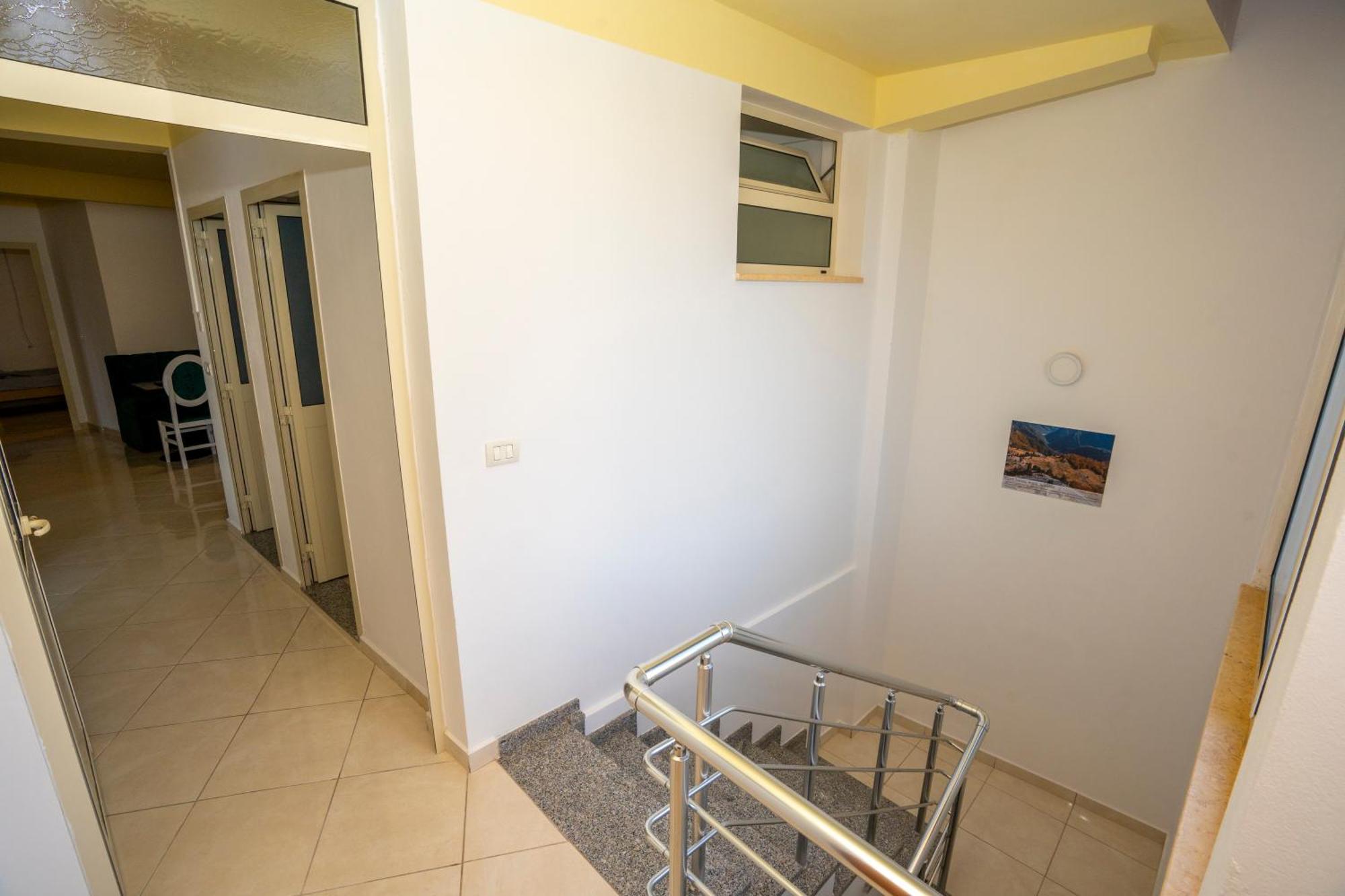 Golden Sleep Hostel Shkodër Extérieur photo
